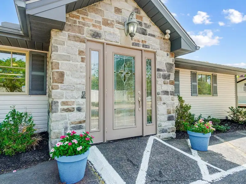 Standalone Commercial Building with Office Suite in Prime Hilliard Location
