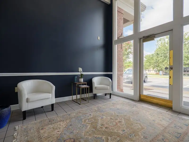 Executive Office Building in Loch Winn Business Park, Valdosta - Renovated with Ample Space