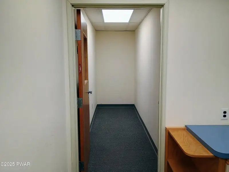 Prime 3,060 Sq Ft Office Space in Central Location Near I-84