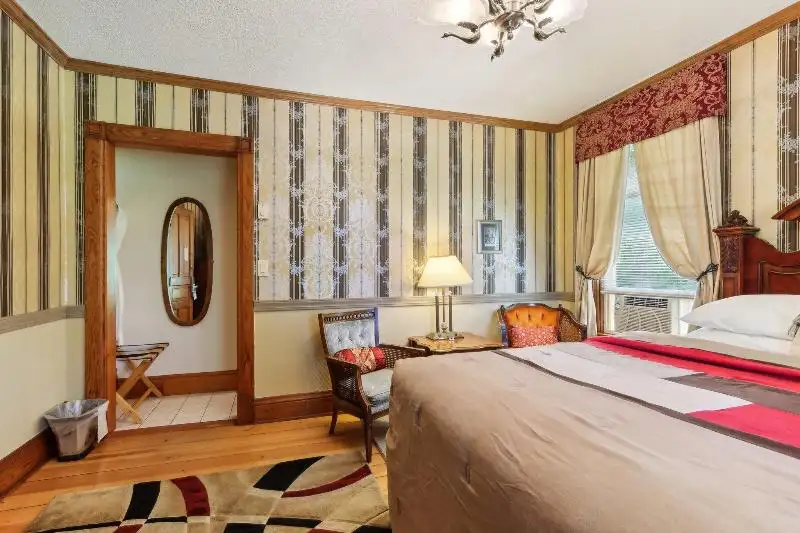Turnkey B&b and Event Center in Wisconsin Dells with 17 Guest Suites