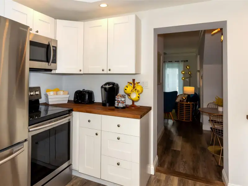 Multi-unit Garden Retreat in Oakland Park with Pool and Upgraded Apartments