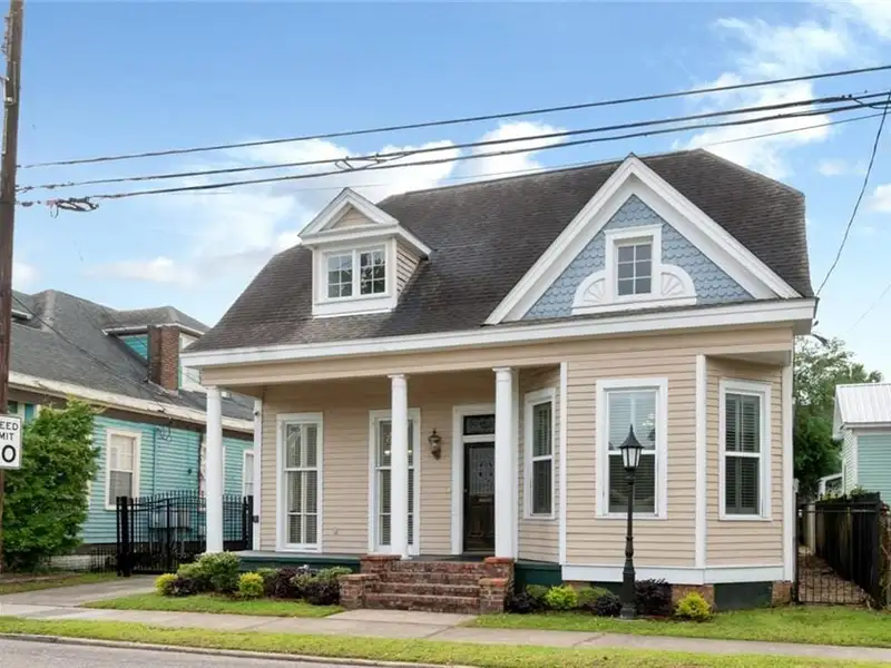 Mixed-use Property in Downtown Mobile with High Ceilings and Fenced Yard