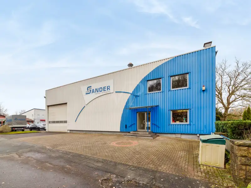 Spacious Industrial Hall for Sale on 4691 M² Leasehold Plot with Renovation Potential