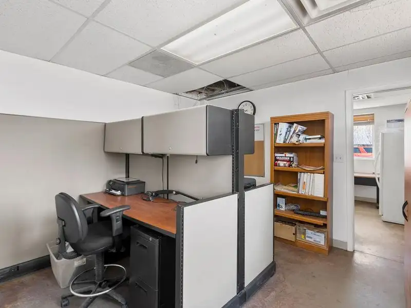 Well-maintained Commercial Property with Global Tenant and 6.8% Cap Rate on 5.71 Acres