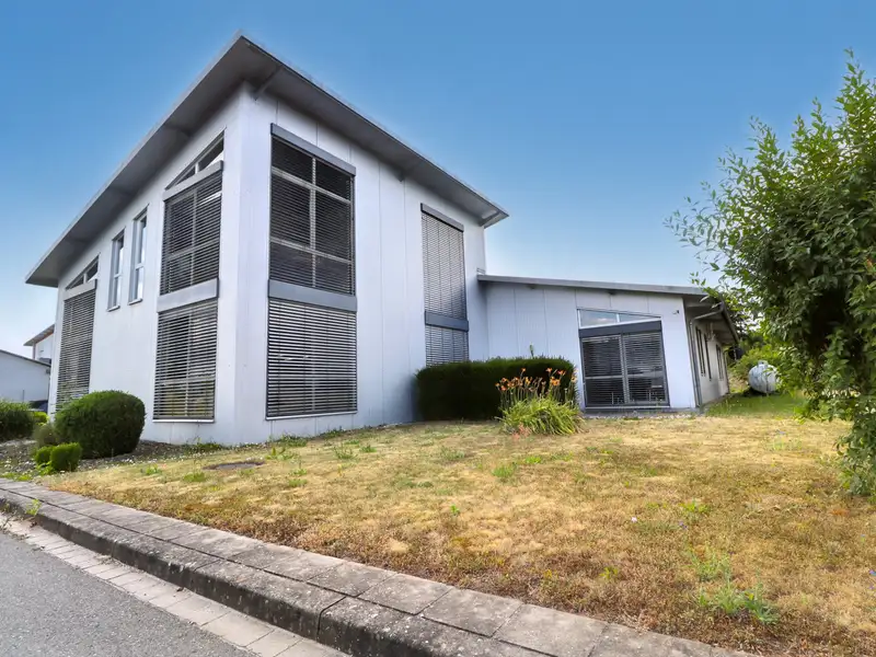 Versatile Commercial Property with Offices and Garden in Prime Location, 491 M² Usable Space