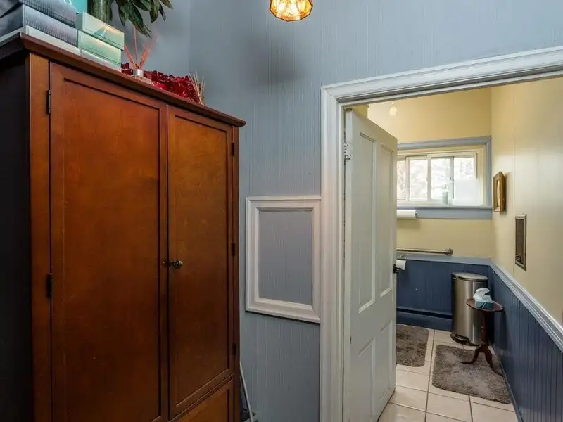 Victorian Office Space with Ada Compliance in Quaint Broadway, Ideal for Airbnb Potential