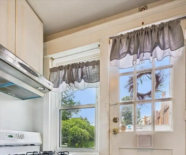 Versatile Commercial/residential Property in Clifton Heights with High Ceilings and Hardwood Floors