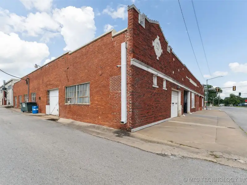 Historic Multi-use Building on Main Street, Bristol - Route 66 Landmark with Renovations