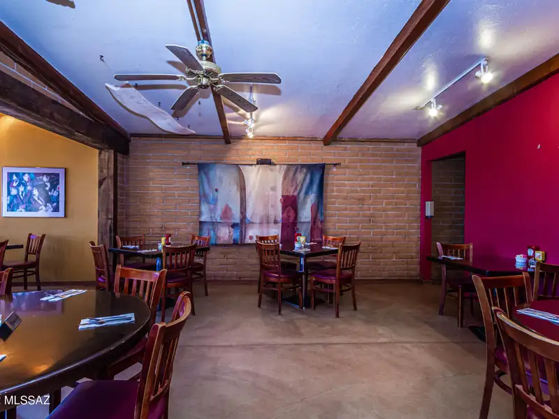 Commercial Building in Sonoita with Equipped Kitchen and Solar Panels