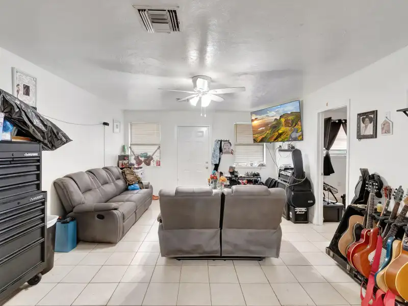 Well-maintained 6-unit Multifamily Property in South Florida with Value-add Potential