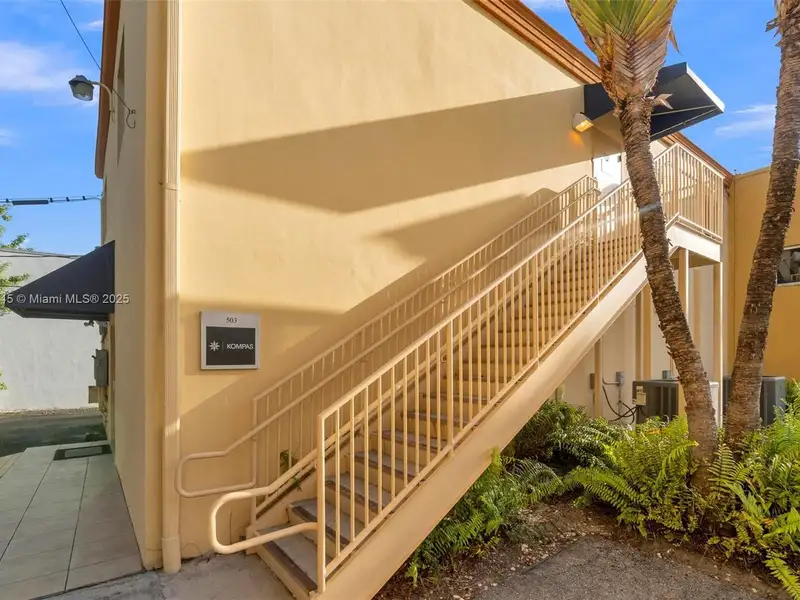 Modern 853 Sf Office Suite in Prime Fort Lauderdale Location with Parking