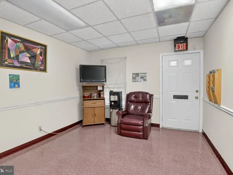 Affordable Office Suites Near Joint Base Andrews - Dual Suites with Separate Entrances
