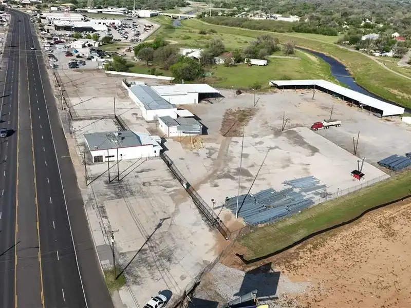 10.264-acre Commercial Property with Showroom, Warehouses, and Ample Parking on Jacksboro Hwy