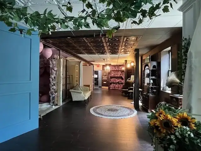 Spacious 1,800 Sq Ft Commercial Studio in Floral Park Village with Utilities Included