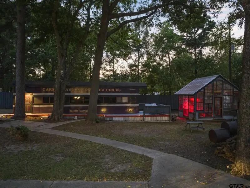 Historic Downtown Pittsburg Bed and Breakfast with 6 Ensuites and Unique Train Car Suite