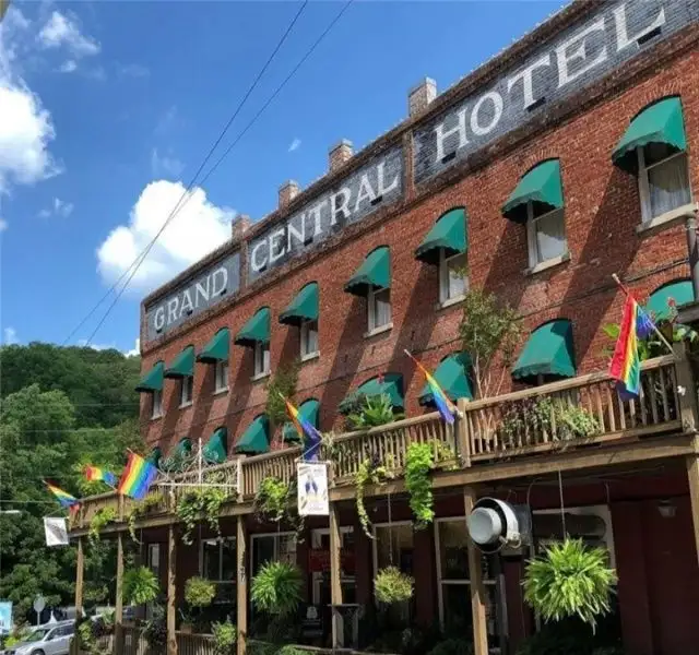 Commercially Zoned 15-suite Overnight Rental Property in Eureka Springs