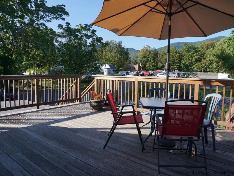 Renovated Pub and Hotel in Prime Woodstock Location with Restaurant and Apartments