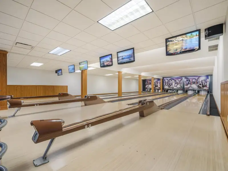Commercial Property with Bowling Alley, Bar, Restaurant, and Apartments in Poy Sippi Community