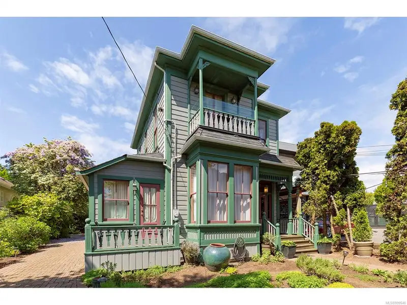 Turnkey Victorian Guest House in Songhees - 5 Suites, Steps from Seawall