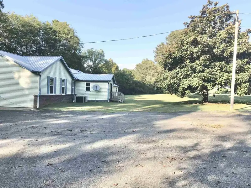15-bedroom Building with 6.5 Baths Near Huntingdon and Jackson, Potential for Re-zoning