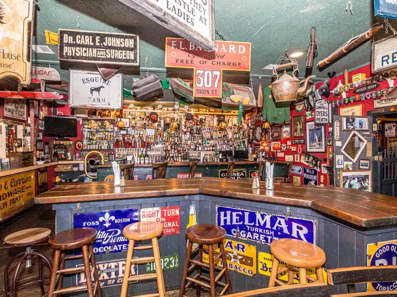 Irish Pub and Restaurant with Mountain Views on 1.64 Acres in North Conway