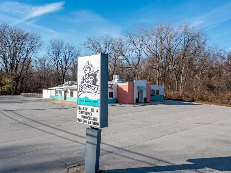Renovated Commercial Building with Land for Sale in Central Location, Ideal for Restaurant