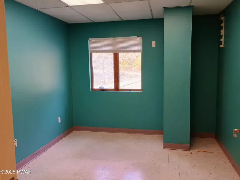 Prime 3,060 Sq Ft Office Space in Central Location Near I-84