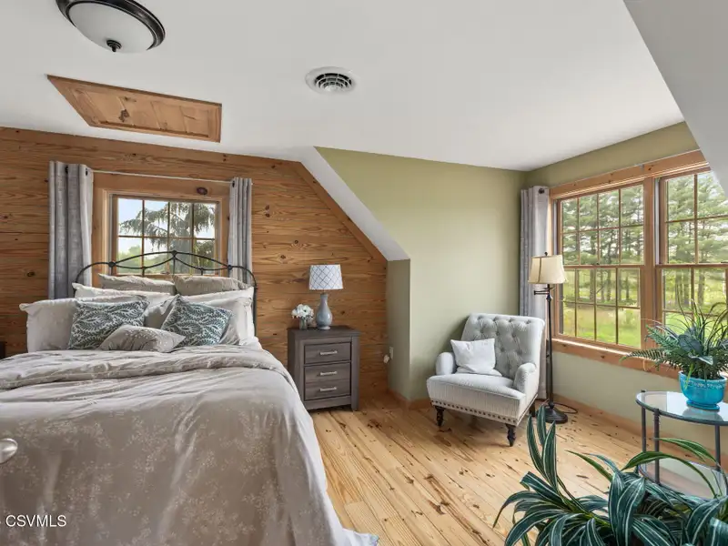 Commercial Log Home on 2 Acres with 3 Bedrooms and Scenic Views