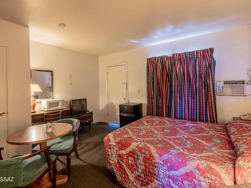Well-maintained 18-unit Motel Near Tucson Airport with Rv Spaces and Ample Parking