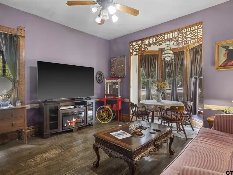 Historic Downtown Pittsburg Bed and Breakfast with 6 Ensuites and Unique Train Car Suite