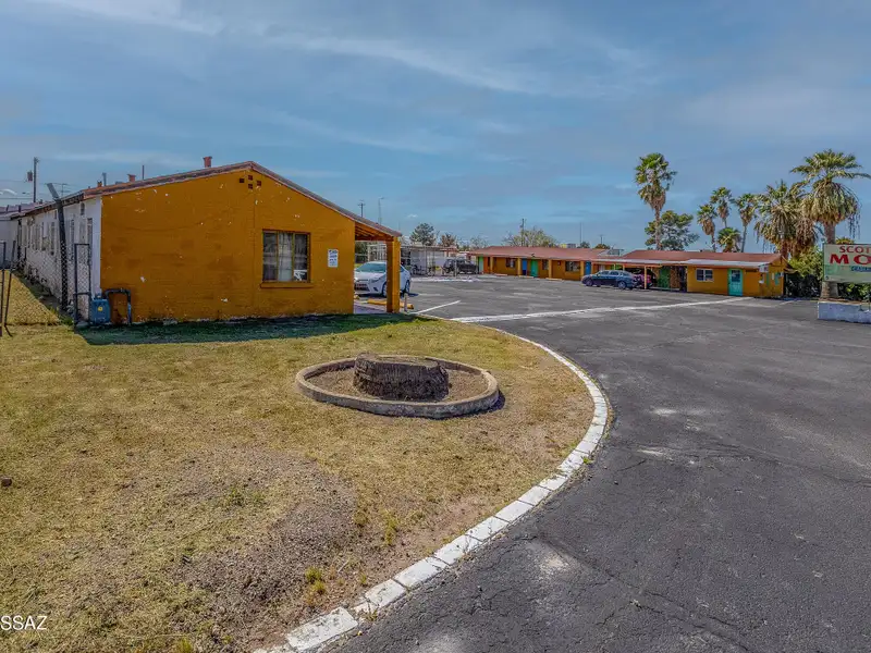 Well-maintained 18-unit Motel Near Tucson Airport with Rv Spaces and Ample Parking