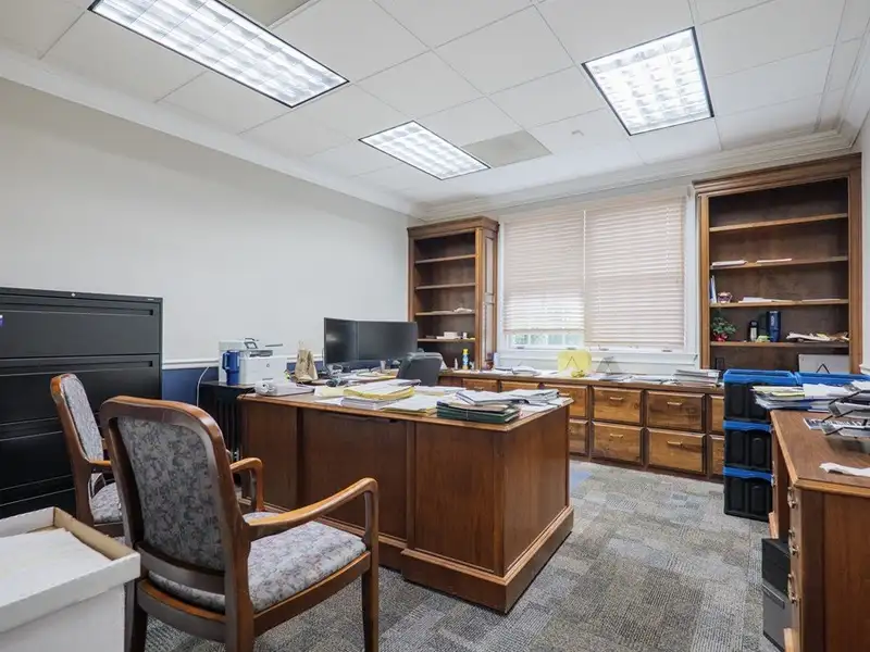 Executive Office Building in Loch Winn Business Park, Valdosta - Renovated with Ample Space