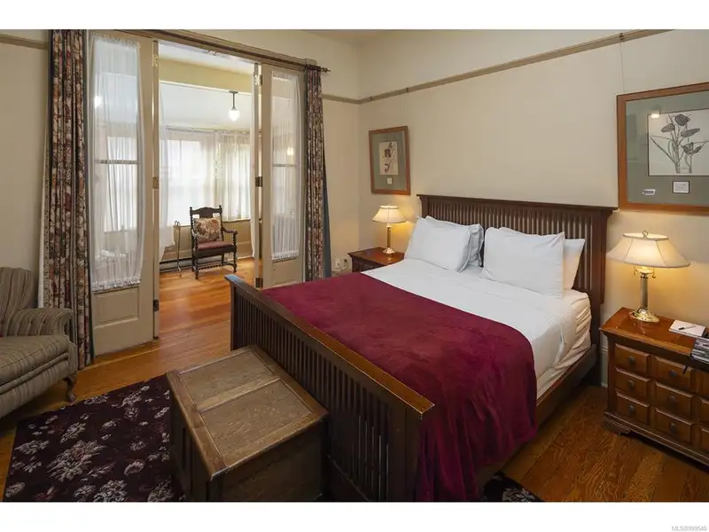 Turnkey Victorian Guest House in Songhees - 5 Suites, Steps from Seawall