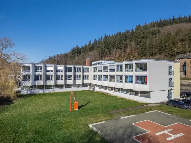 Spacious Commercial Property with Multiple Buildings on 26,913 M² in Prime Location