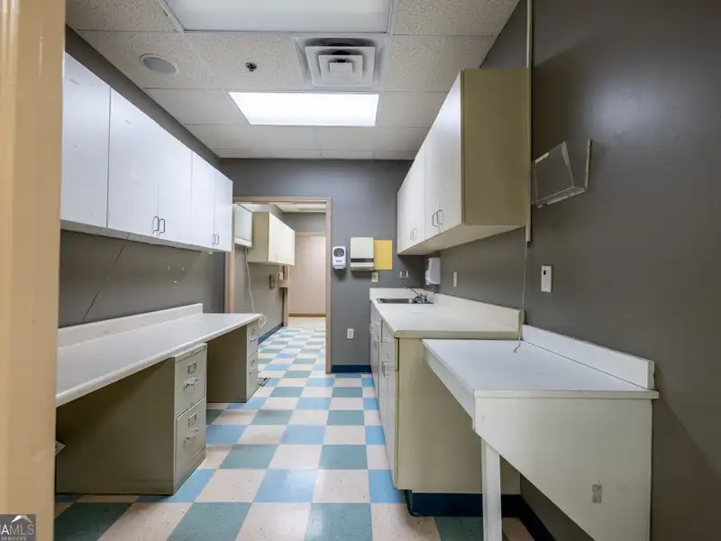 Flexible 3700 Sq Ft Commercial Space for Office or Medical Use in Adairsville