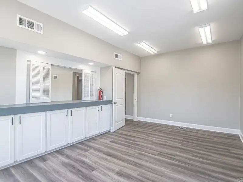 Remodeled Commercial Building Near I-630, Downtown Little Rock – Ideal for Office or Apartment