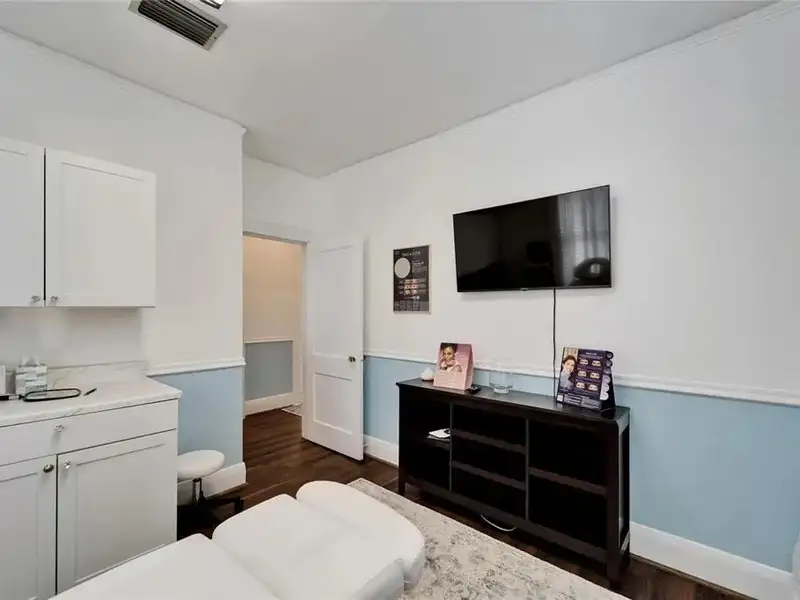 Office Suites in Hyde Park with Conference Rooms and Ample Parking