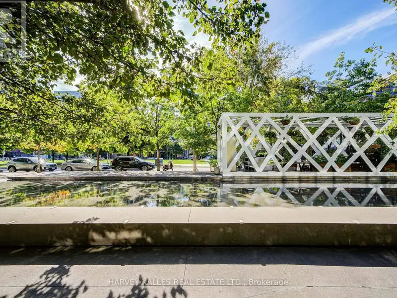 Executive Urban Townhome in King West with Private Entrance and Premium Amenities