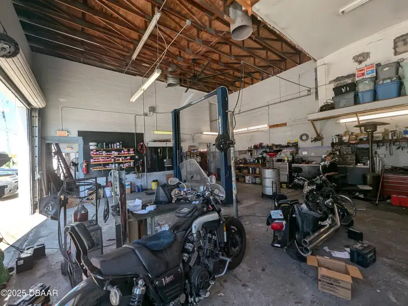 Freestanding Auto Repair Building on High-traffic Corner Lot in Mason Avenue