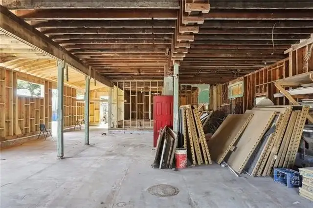 Versatile Commercial Property Near Downtown – 7,000 Sq Ft with Multiple Utilities and Parking