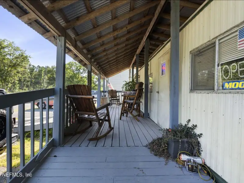 Mixed-use Parcel with Buildings, Ideal for Auto Repair or Sales in Convenient Location