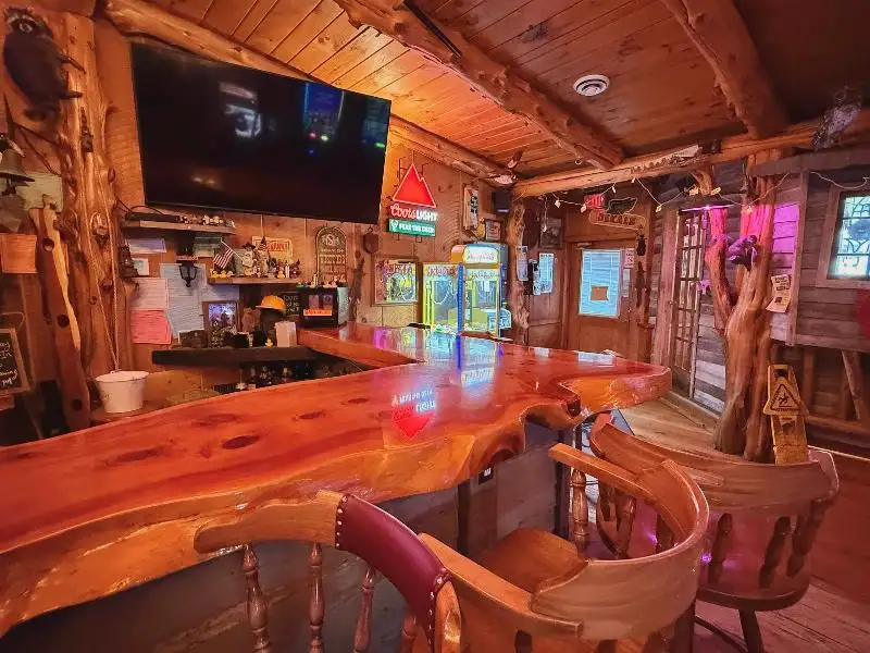 Turnkey Lodge-style Investment Opportunity in Berlin with Unique Interior and Bar