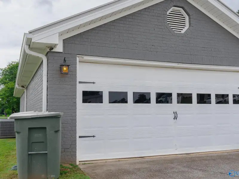 Gross Lease Commercial Property with Maintenance Included, Ideal for Business Operations