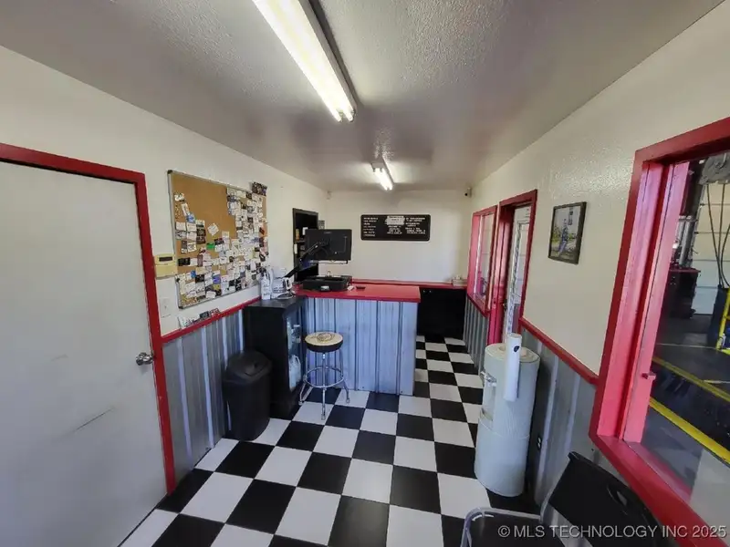 High-visibility Commercial Building with Hwy 69 Frontage in Muskogee, 2,348 Sq Ft