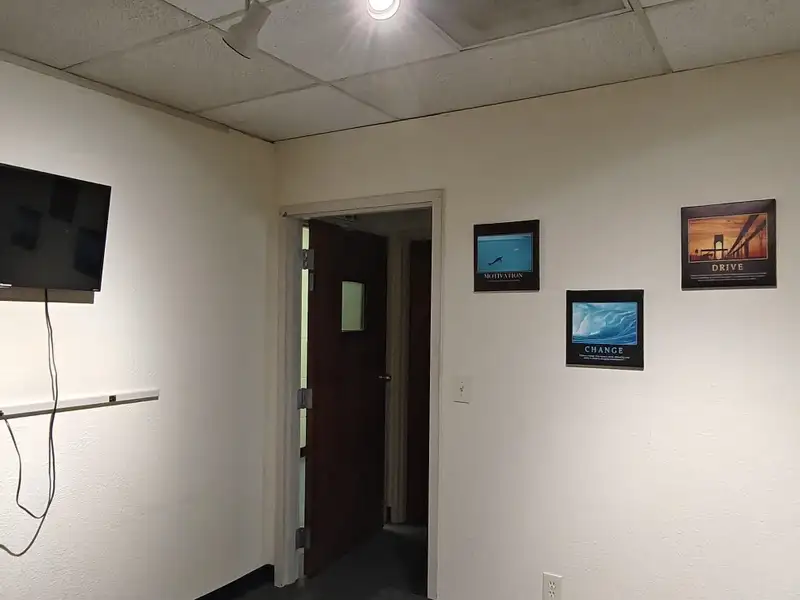 Retail/office Unit in Coronado Plaza Shopping Center with Conference Room and High Visibility