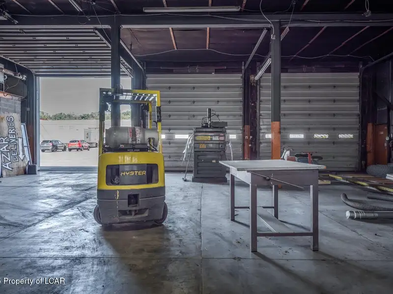 6000 Sq Ft Mechanical Garage with Overhead Doors in Prime Business Location