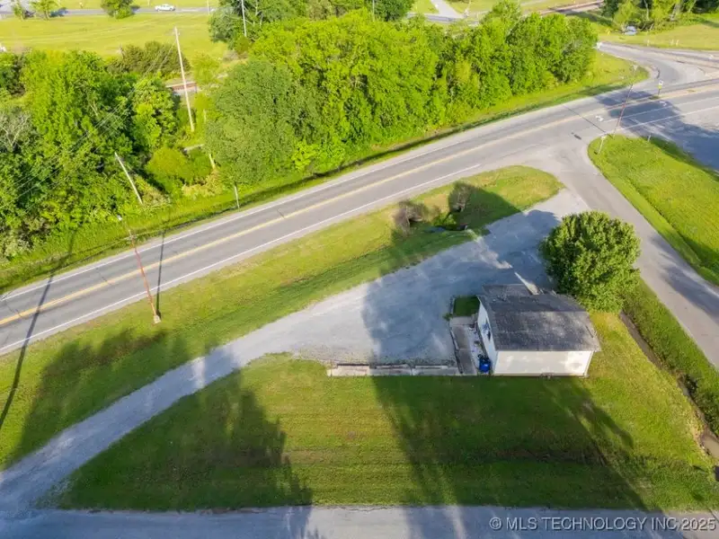 Prime Commercial Property on High-traffic Road with New Roof in 2023