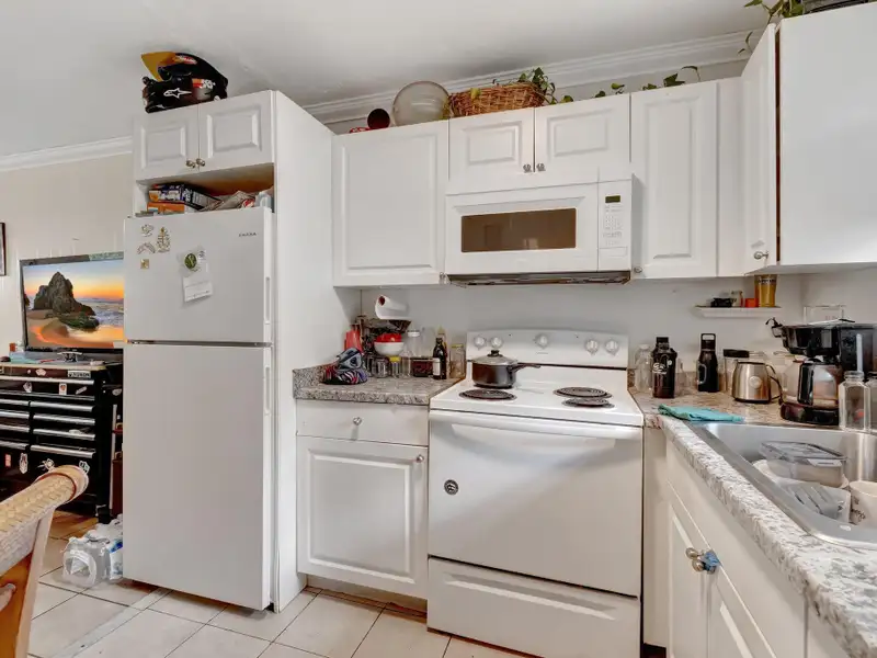Well-maintained 6-unit Multifamily Property in South Florida with Value-add Potential