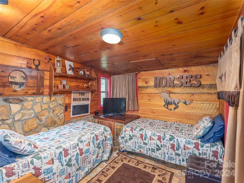 Charming Cottage and Barn on Expansive Mountain Retreat with Outdoor Amenities