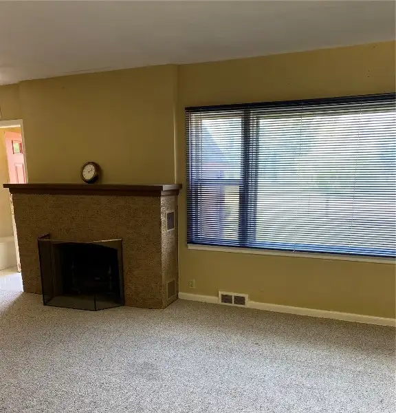 Commercial Cottage Space in Lindale Mall - Ideal for Small Business with Utilities Included